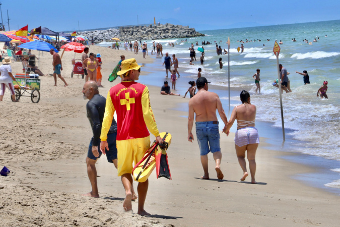 Bombeiros intensificam ações com distribuição de 6 mil pulseirinhas nos últimos dias no Litoral