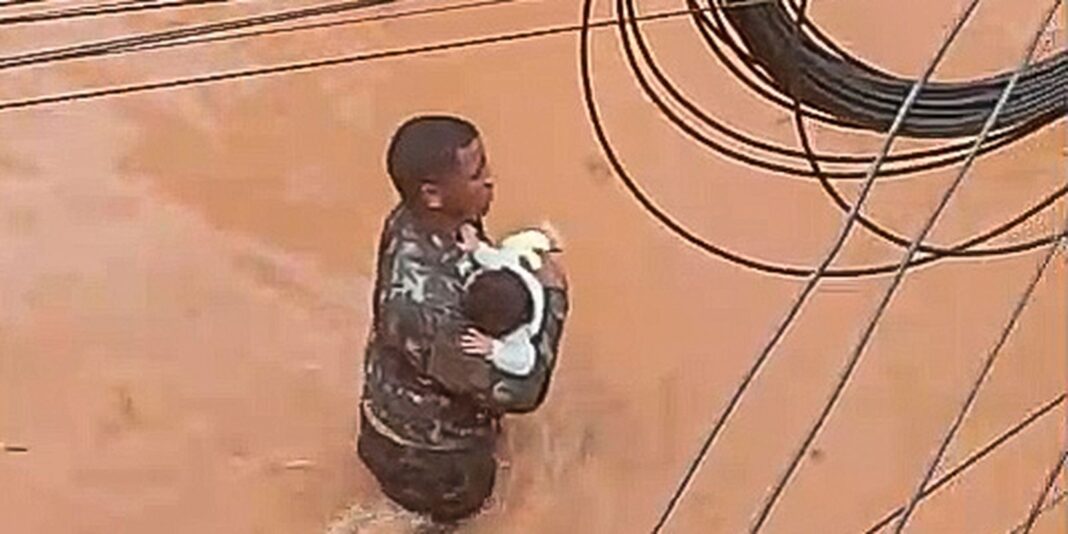 “Eu só fui”: ex-soldado salva criança de inundação em Juiz de Fora