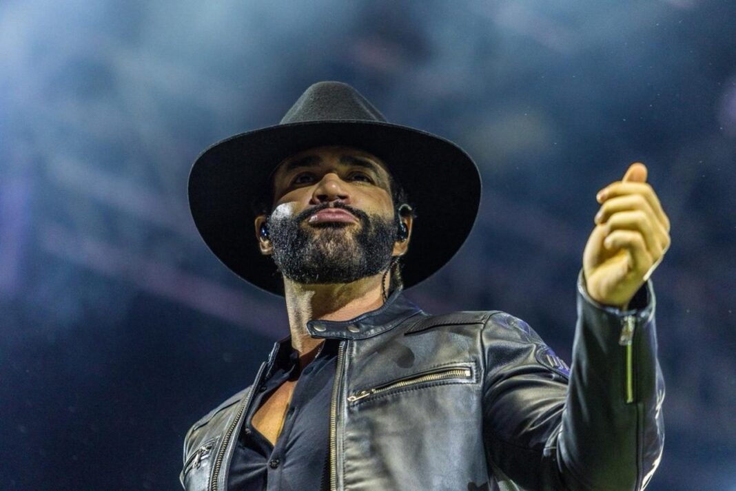 Gusttavo Lima vai de sofrência a Sweet Child O' Mine em show com direito a momento rave em rodeio no interior de SP