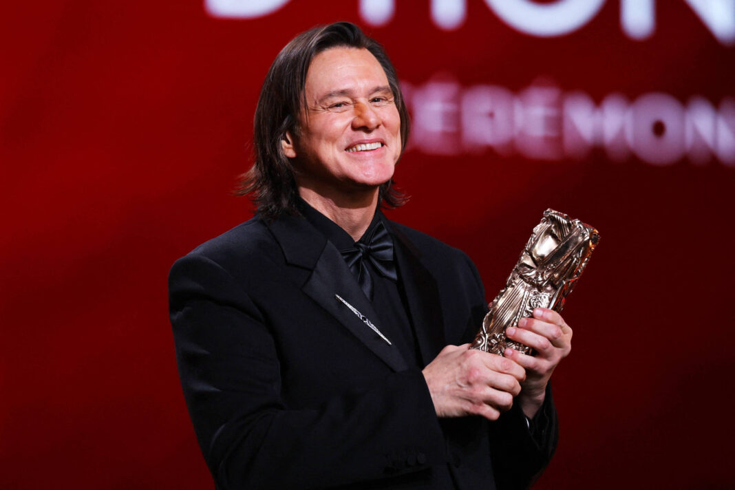 Jim Carrey surpreende plateia ao discursar em francês – 28/02/2026 – Celebridades