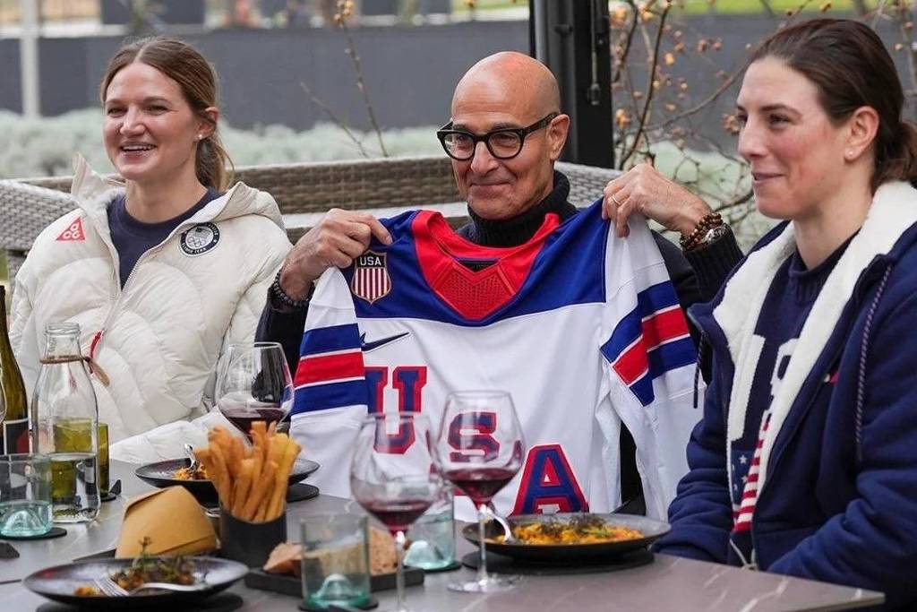 Stanley Tucci recebe seleção feminina de hóquei dos EUA – 01/03/2026 – Celebridades