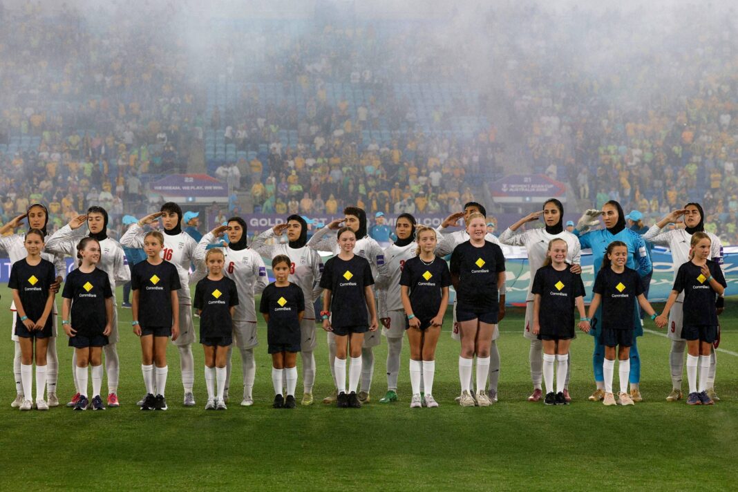 Seleção feminina do Irã presta continência e canta hino – 05/03/2026 – Esporte