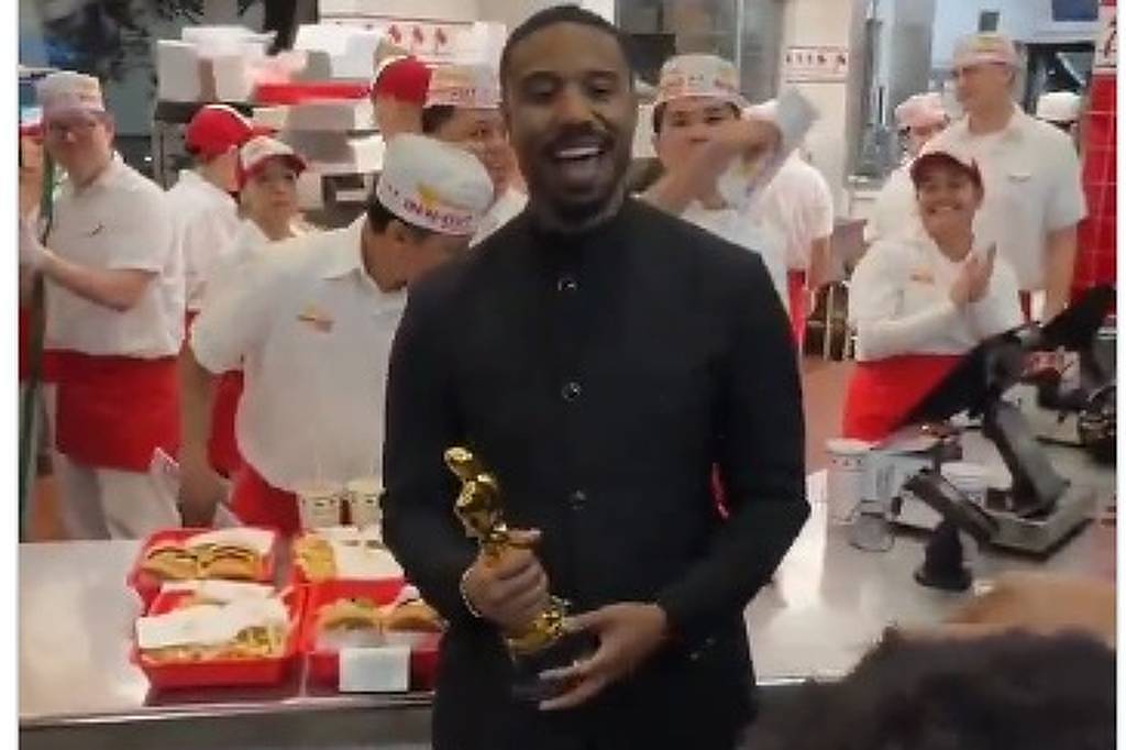 Michael B. Jordan celebra Oscar em rede de fast food; veja vídeo