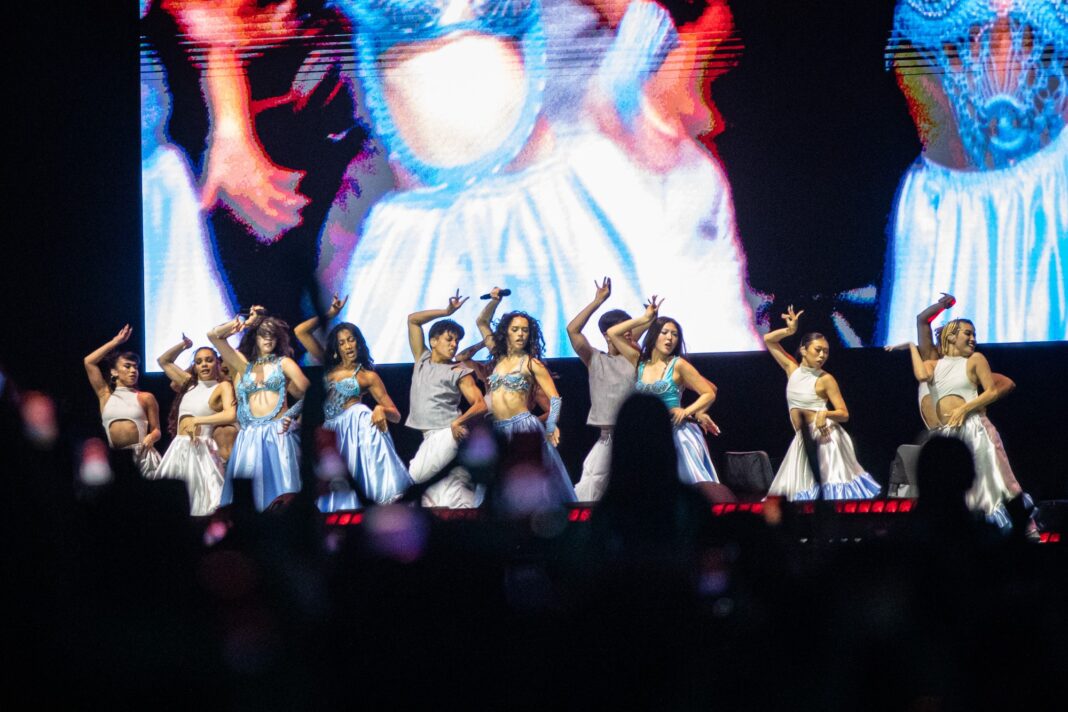 KATSEYE no Lollapalooza têm coreografia impecável, mas pouco mais