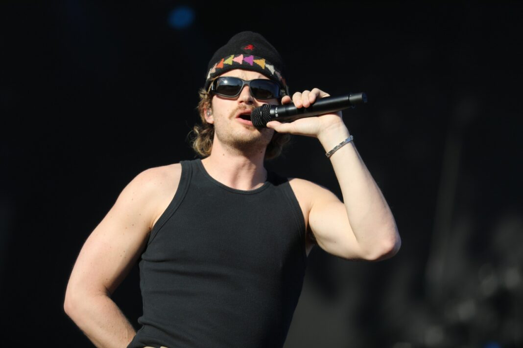 Djo no Lollapalooza: Joe Keery não consegue ir além de ator de série