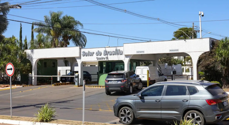 Moraes nega livre acesso de filhos de Bolsonaro à prisão domiciliar