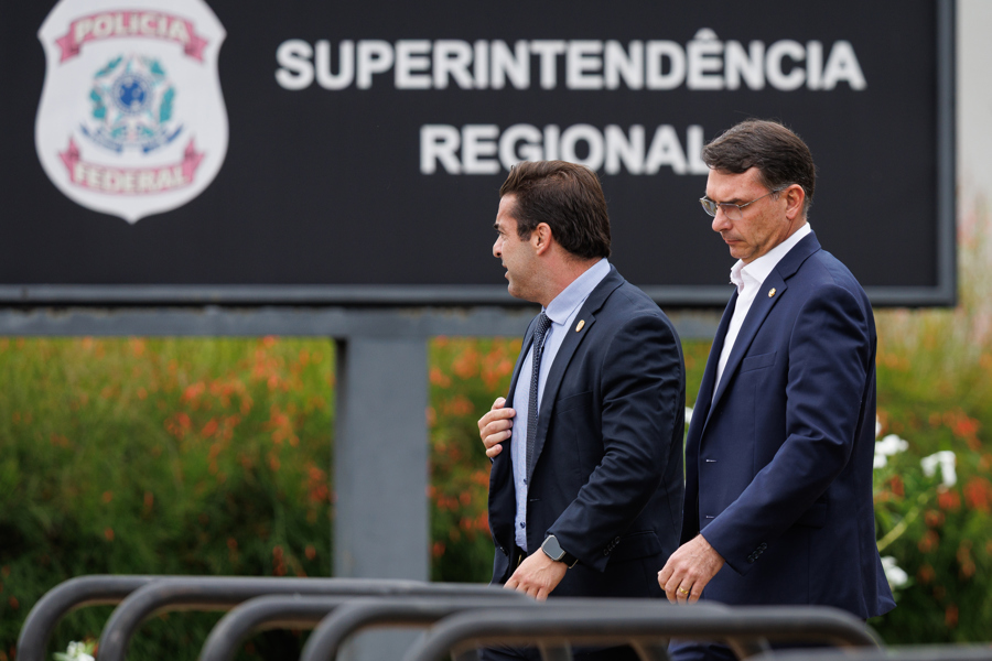 Flávio vira advogado de Bolsonaro e obtém livre acesso ao pai
