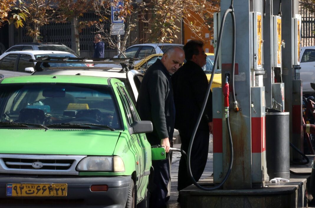 Irã passa a racionar gasolina diários após ataques de Israel