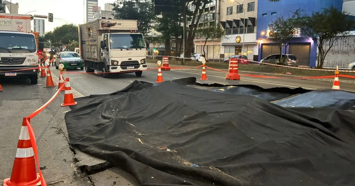 Explosão abre cratera na rua da Consolação, em São Paulo