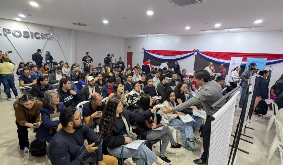 Brasileiros fazem fila para conseguir residência no Paraguai