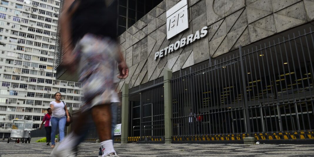 Petrobras diz que está entregando todo o combustível produzido