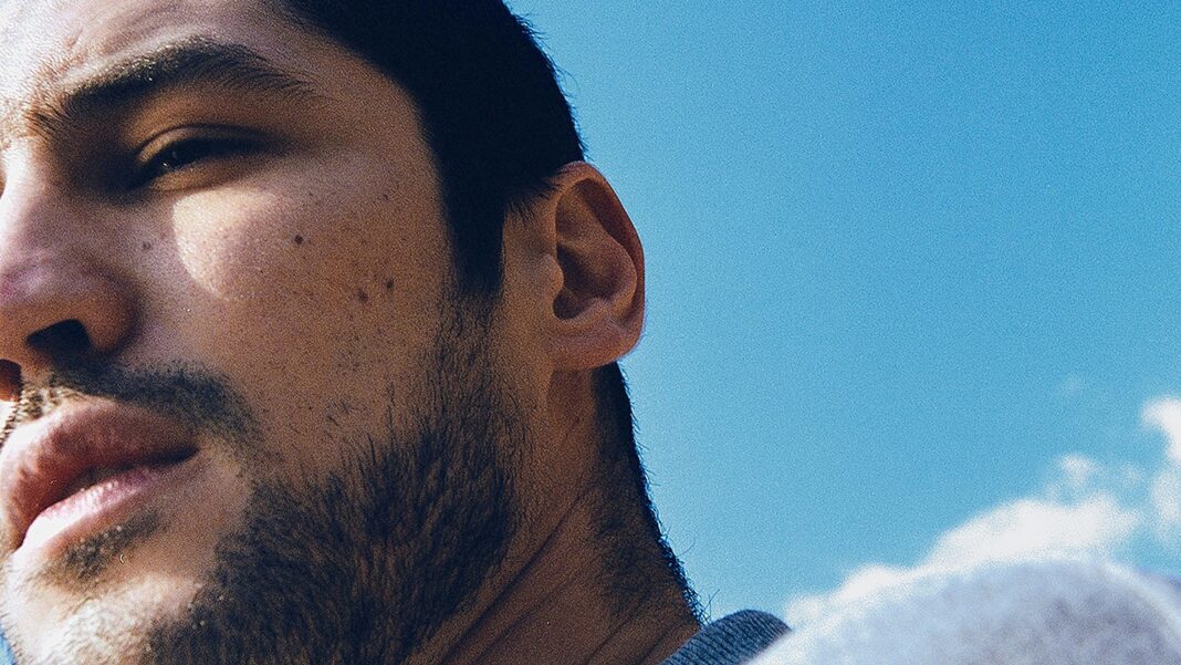 Ator Gabriel Leone entra em cena como cantor com grande álbum valorizado pela produção musical e pela alma do artista