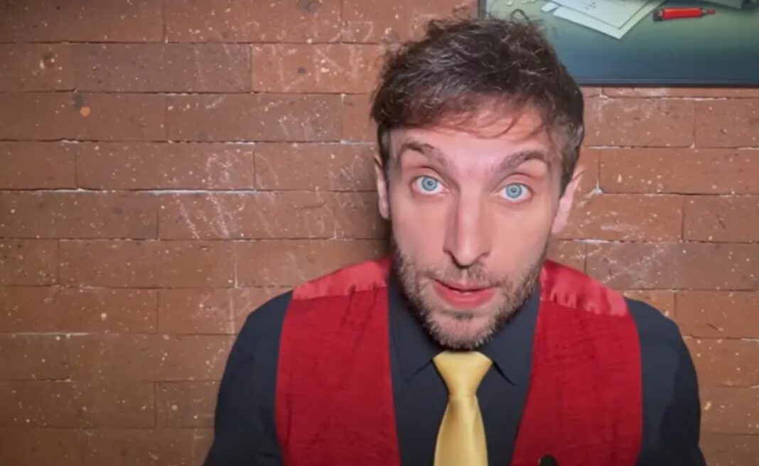 Léo Lins vence progressismo e não será preso por show de humor