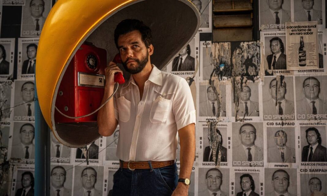 A história por trás da clássica foto de Wagner Moura no orelhão no set de 'O Agente Secreto'