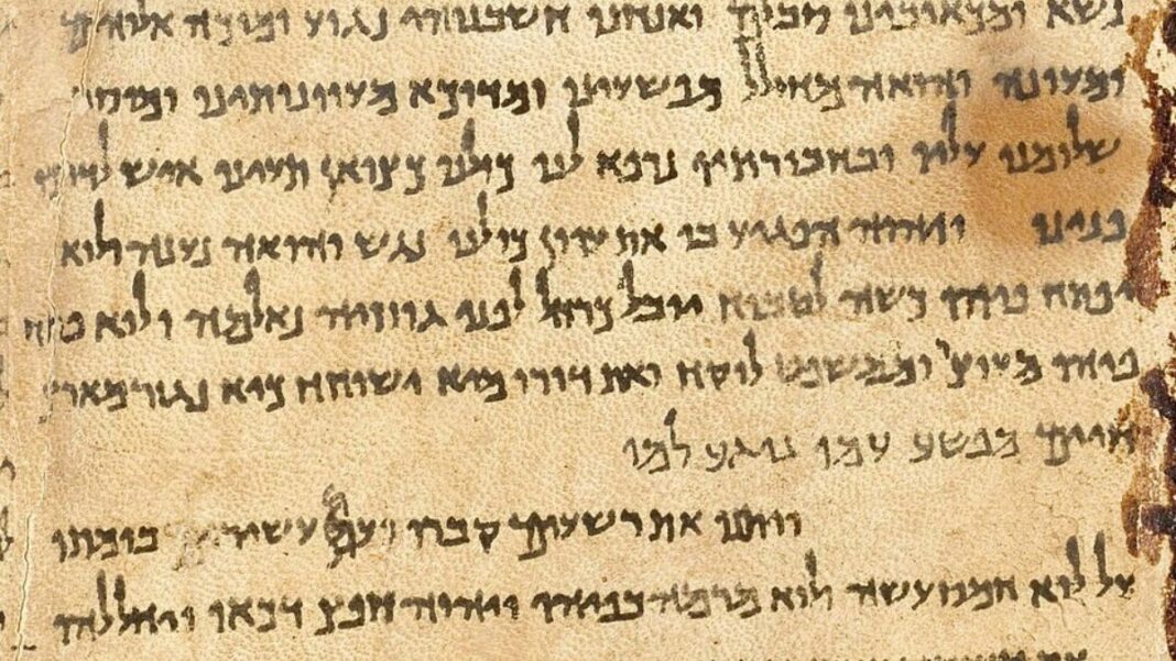 Pergaminho bíblico mais antigo da história pode ter sido dividido em duas partes