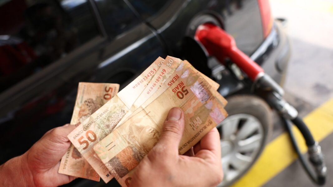 Caminhoneiros racham e grupos pretendem convocar atos contra disparada do diesel