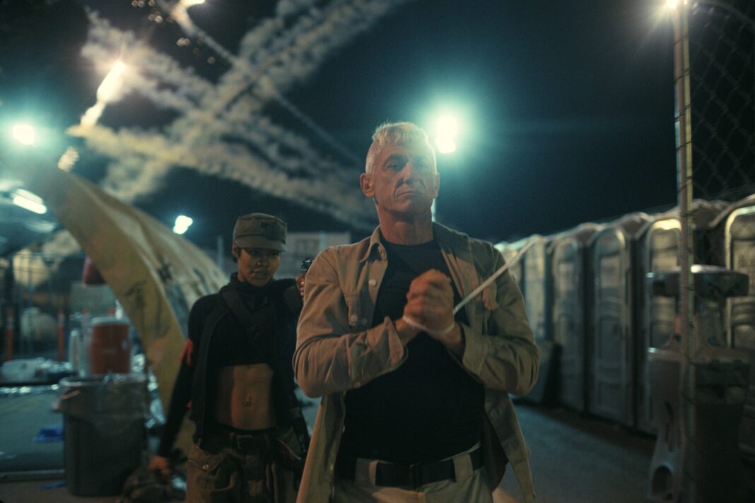 Sean Penn falta ao Oscar para ir à Ucrânia, mas ganha prêmio de ator coadjuvante por 'Uma Batalha Após a Outra'