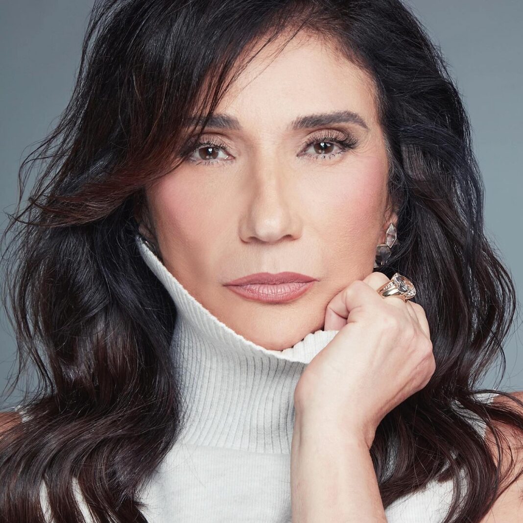 Zizi Possi chega aos 70 anos com a voz límpida e o canto depurado após ter superado graves problemas de saúde