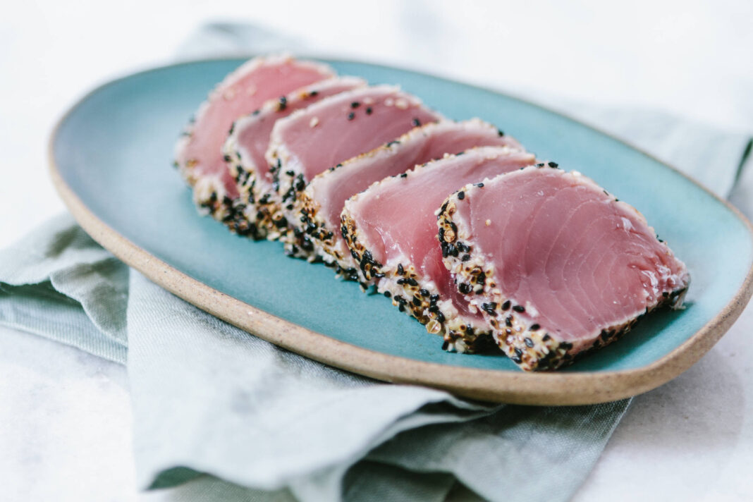 Receita de atum com crosta de gergelim e molho agridoce – 31/03/2026 – Comida