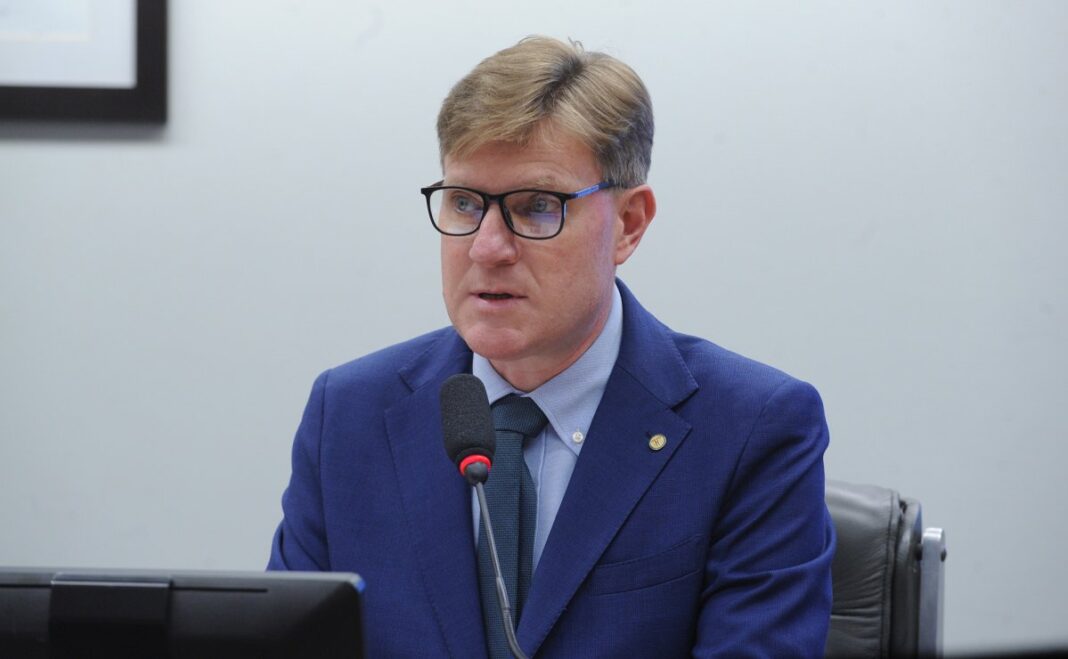 O deputado que passou por quatro partidos em menos de um mês