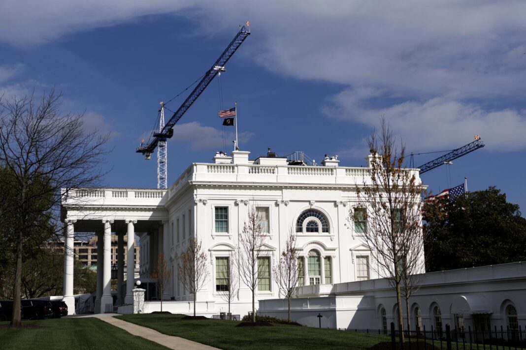 Juiz federal suspende construção de salão de baile de Trump