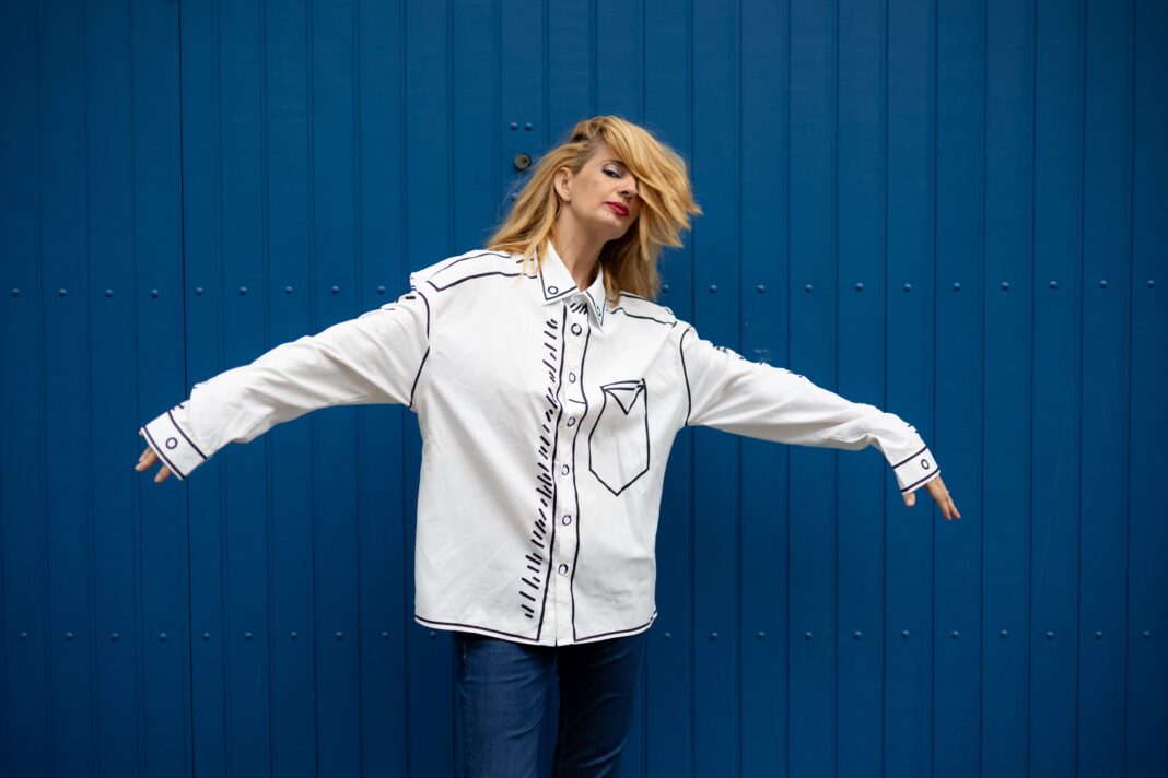 Letrux se fragmenta entre as canções do quarto álbum, ‘Sad Sexy Silly Songs’