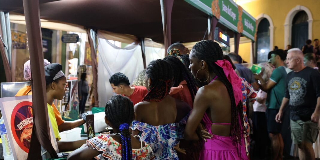 Flipelô começa em Salvador com música, poesia e grande participação